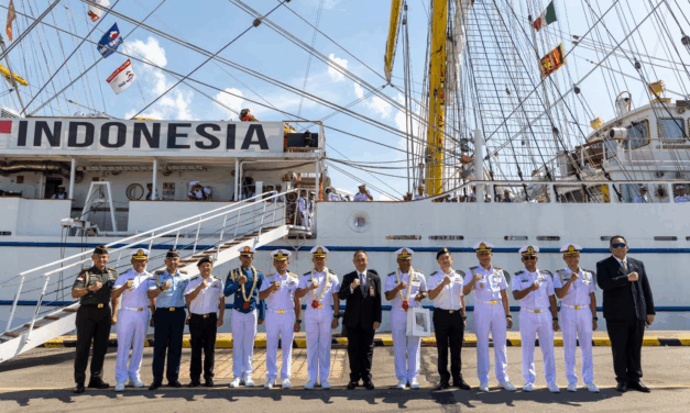 KRI Bima Suci Completes Singapore Port Call, Continues Diplomatic Voyage to Vietnam