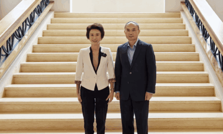 Ambassador Cao Zhongming and Ms Low Yen Ling Discuss Advancing China–Singapore Economic and Cultural Cooperation