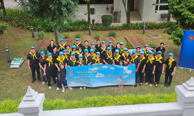 Royal Thai Embassy in Singapore Holds Volunteer Herb and Vegetable Planting Activity