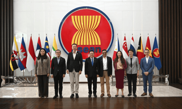 ASEAN Secretary-General Kao Kim Hourn Receives SBF Chairman Mark Lee at ASEAN Headquarters