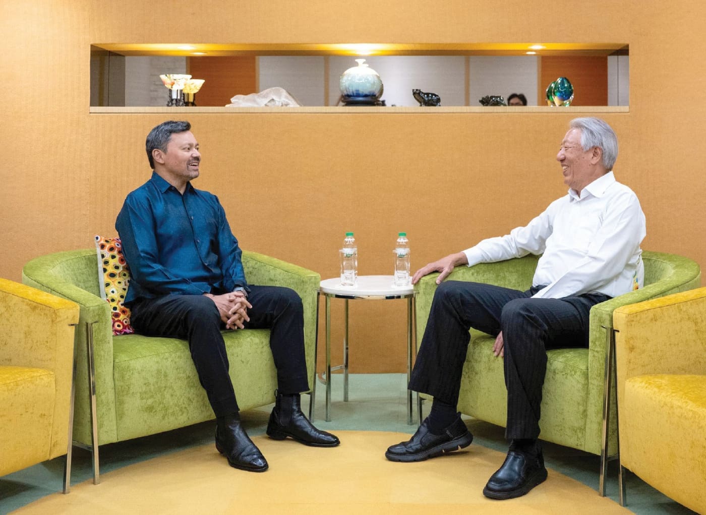 Current image: Brunei Crown Prince Al-Muhtadee Billah and Teo Chee Hean meeting in Singapore.