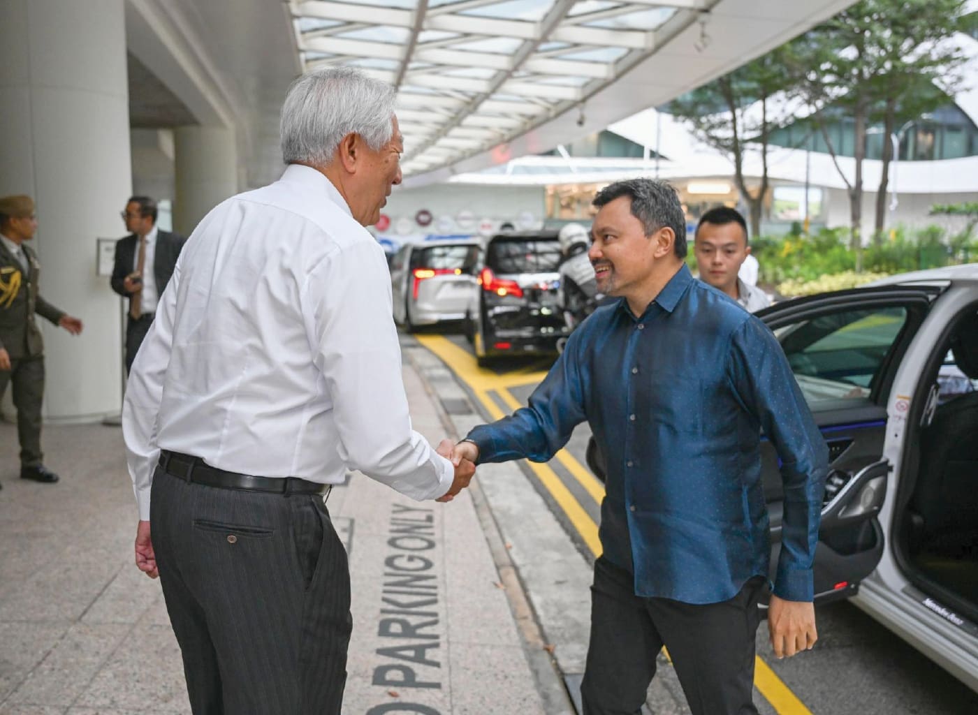 Teo Chee Hean welcoming Brunei Crown Prince Al-Muhtadee Billah in Singapore.